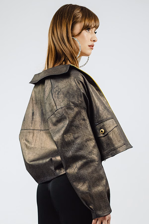 Jacheta GOLD DESIRE este o jachetă tip bomber-jacket, realizată din denim auriu