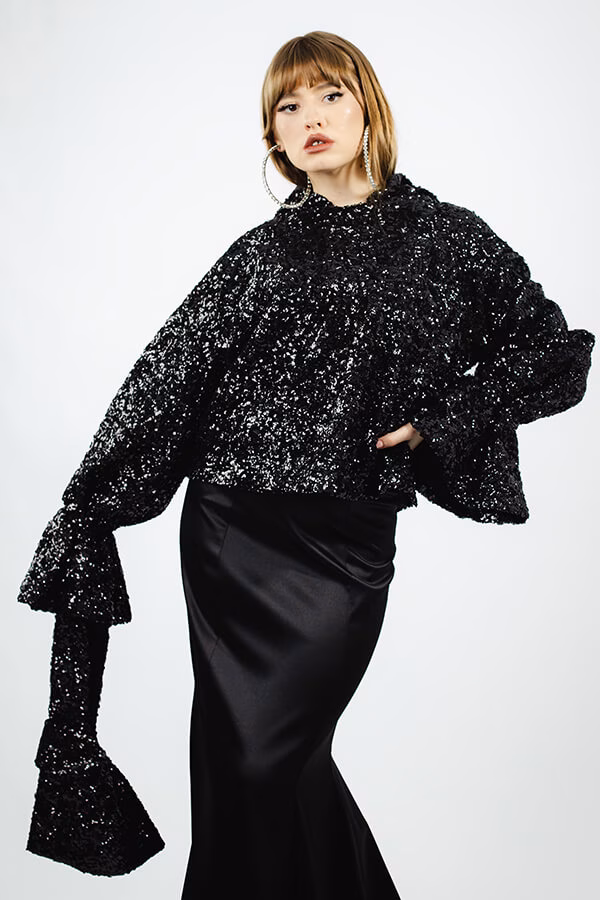 HANORACUL DANTE este un hanorac cu efect oversized, realizat din paiete negre