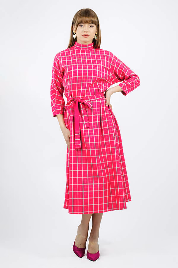 ROCHIA PINKY PROMISE este o rochie midi realizată dintr-o țesătura subțire roz cu imprimeu